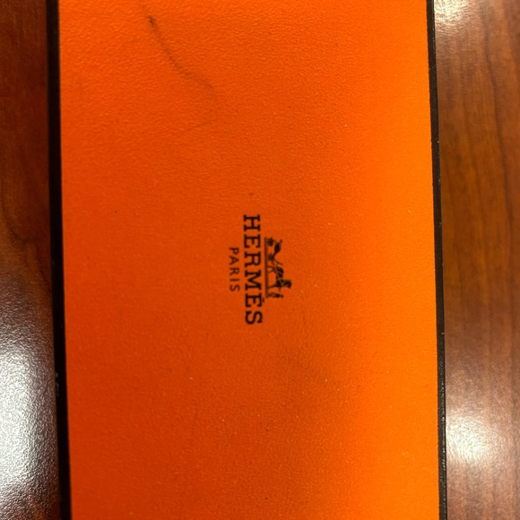 Never worn Rose Gold Hermes bracelet. Original packaging. - Picture 4 of 4